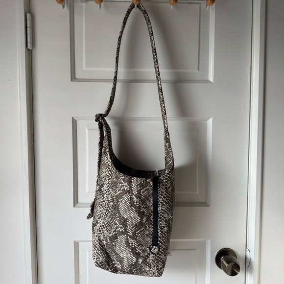 NWT BAGGU Nylon Sling Snake Print - Picture 4 of 6